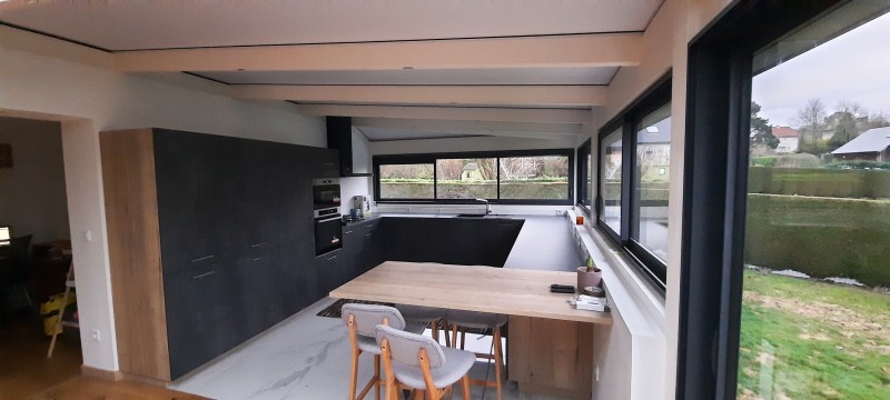 Installer une véranda mix bois aluminium près de Dieppe avec aménagement intérieur de cuisine