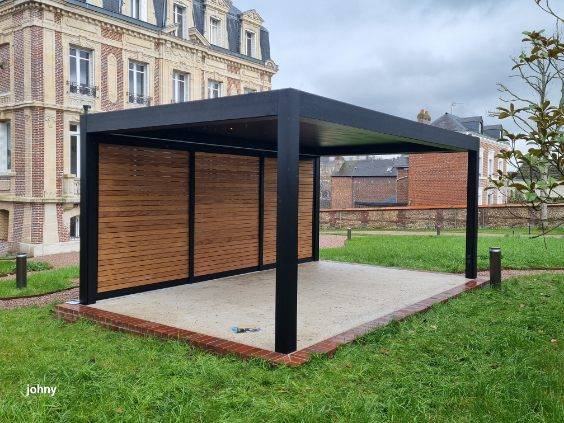 Installer une pergola bioclimatique autoportée en aluminium de marque WINSOL, avec stores screen et parois coulissantes, capteurs de vent, pluie et température à Rouen près de Bois guillaume (76) avec un select partner