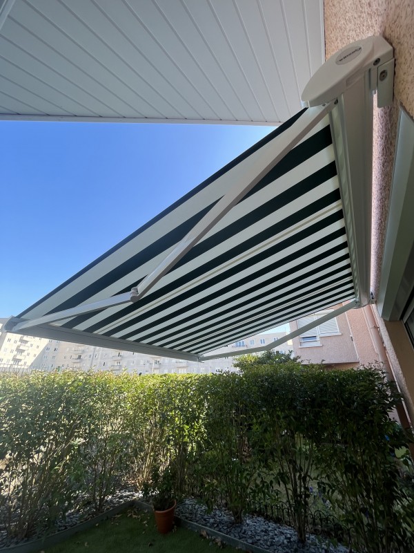 Installer un store banne motorisé SOMFY IO à rayures vertes et blanches en aluminium et remplacer un coulissant en aluminium isolé près de Saint-Étienne-du-Rouvray à Rouen gauche (76100)