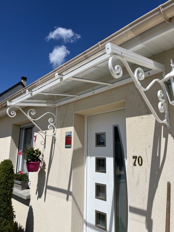 Détail de la porte d’entrée aluminium avec six vitrages à Blainville-Crevon.