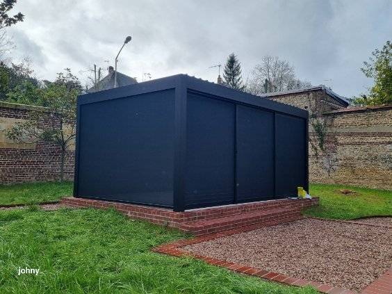 Installer une pergola bioclimatique autoportée en aluminium de marque WINSOL, avec stores screen et parois coulissantes, capteurs de vent, pluie et température à Rouen près de Bois guillaume (76) avec un select partner