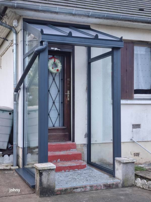 Un sas d’entrée personnalisé et sur mesure en aluminium 7016 avec fixes latéraux rouen certifié QUALIBAT RGE