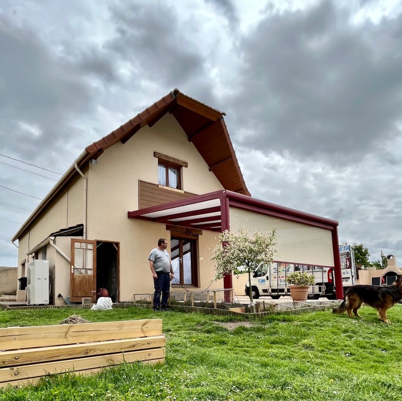 Monter une pergola en aluminium rouge avec store screen près de Barentin