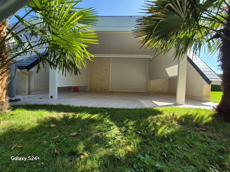 Stores latéraux ZIP gris blanc perle fermés sur pergola aluminium à Elbeuf ETANEL