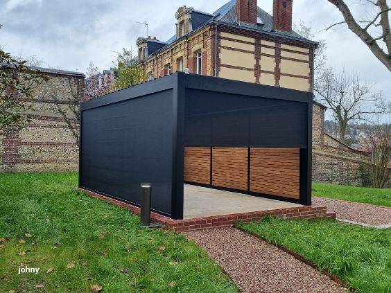 Installer une pergola bioclimatique autoportée en aluminium de marque WINSOL, avec stores screen et parois coulissantes, capteurs de vent, pluie et température à Rouen près de Bois guillaume (76) avec un select partner