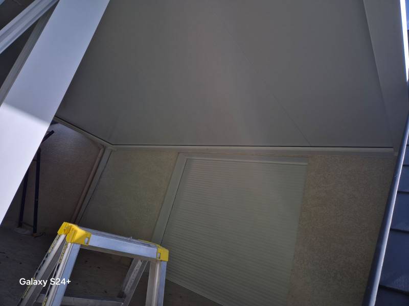 Stores latéraux ZIP gris blanc perle fermés sur pergola aluminium à Elbeuf ETANEL