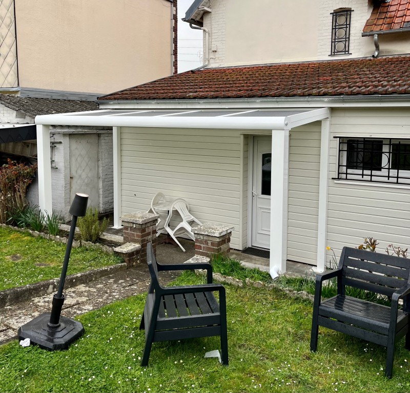 Installer une pergola blanche en aluminium à Rouen