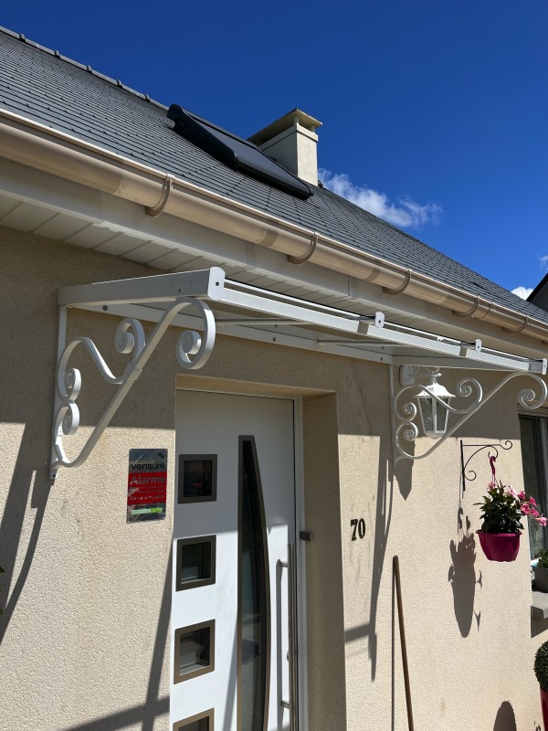 Détail de la porte d’entrée aluminium avec six vitrages à Blainville-Crevon.