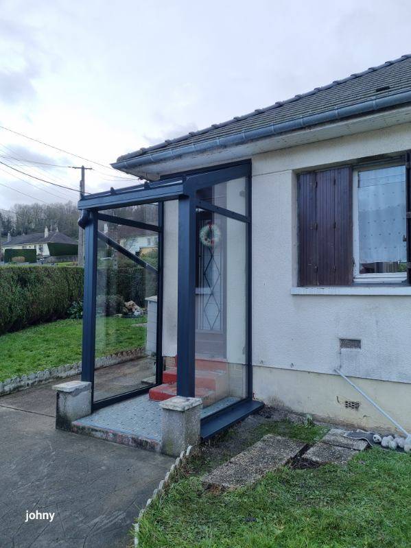 Un sas d’entrée personnalisé et sur mesure en aluminium 7016 avec fixes latéraux rouen certifié QUALIBAT RGE