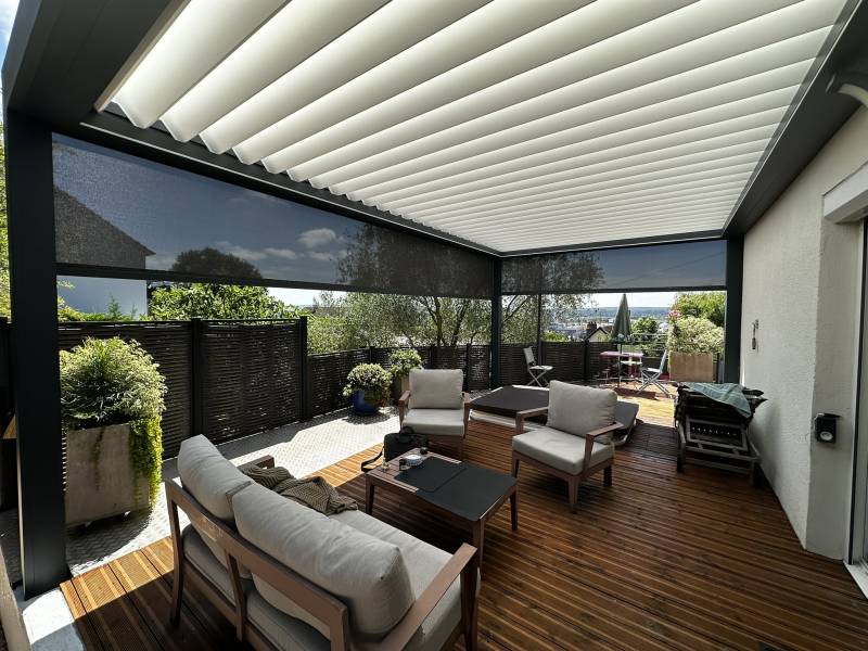     Screens SolFix bronze sur pergola WINSOL installée par ETANEL