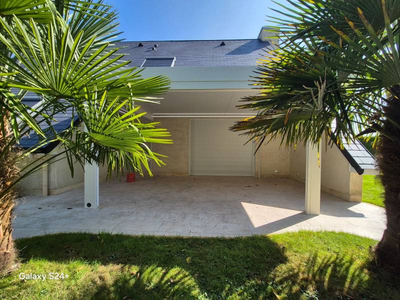 Pergola à toit plein en aluminium sur-mesure avec ruban LED installée à Elbeuf ETANEL