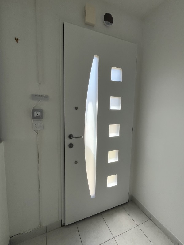 Porte d’entrée en aluminium sur-mesure installée à Blainville-Crevon.