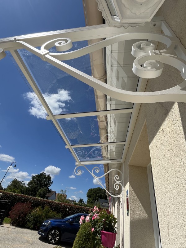 Détail de la porte d’entrée aluminium avec six vitrages à Blainville-Crevon.