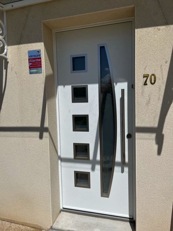 Porte d’entrée en aluminium sur-mesure installée à Blainville-Crevon.