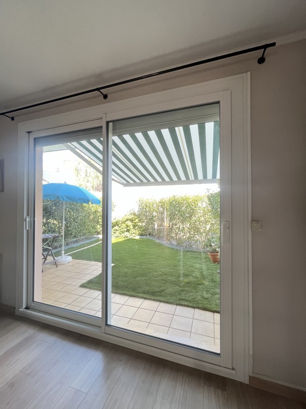 Installer un store banne motorisé SOMFY IO à rayures vertes et blanches en aluminium et remplacer un coulissant en aluminium isolé près de Saint-Étienne-du-Rouvray à Rouen gauche (76100)