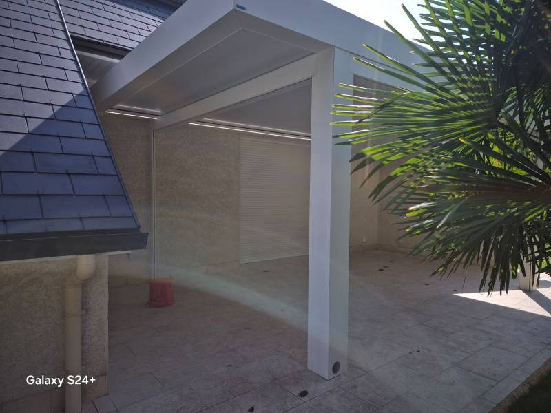Stores latéraux ZIP gris blanc perle fermés sur pergola aluminium à Elbeuf ETANEL