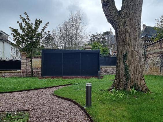 Installer une pergola bioclimatique autoportée en aluminium de marque WINSOL, avec stores screen et parois coulissantes, capteurs de vent, pluie et température à Rouen près de Bois guillaume (76) avec un select partner