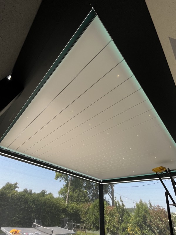 ETANEL, partenaire sélectionné par WINSOL, propose des pergolas parmi les mieux équipées et finies du marché. Ombre, musique en bluetooth, recharge du smartphone, lumière... sont accessibles en une action !