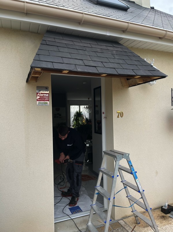 Marquise aluminium moderne gamme QUARTZ sur maison à Blainville-Crevon.