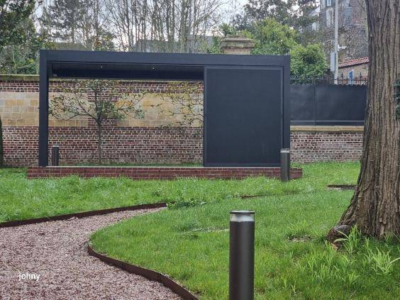 Installer une pergola bioclimatique autoportée en aluminium de marque WINSOL, avec stores screen et parois coulissantes, capteurs de vent, pluie et température à Rouen près de Bois guillaume (76) avec un select partner