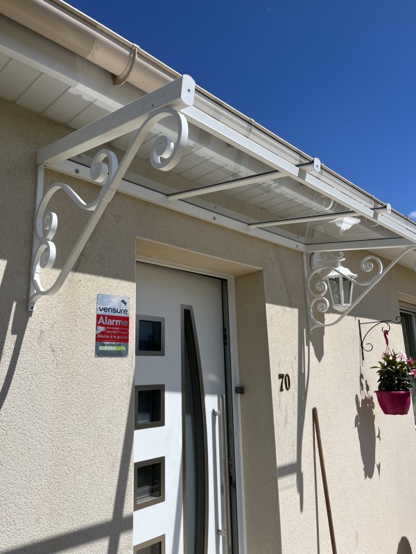Détail de la porte d’entrée aluminium avec six vitrages à Blainville-Crevon.