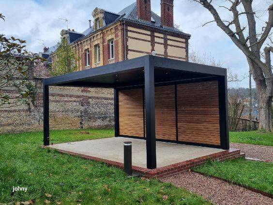 Installer une pergola bioclimatique autoportée en aluminium de marque WINSOL, avec stores screen et parois coulissantes, capteurs de vent, pluie et température à Rouen près de Bois guillaume (76) avec un select partner
