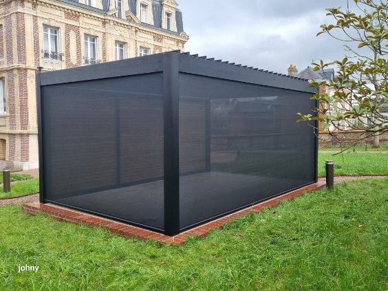 Installer une pergola bioclimatique autoportée en aluminium de marque WINSOL, avec stores screen et parois coulissantes, capteurs de vent, pluie et température à Rouen près de Bois guillaume (76) avec un select partner
