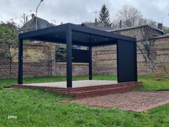 Installer une pergola bioclimatique autoportée en aluminium de marque WINSOL, avec stores screen et parois coulissantes, capteurs de vent, pluie et température à Rouen près de Bois guillaume (76) avec un select partner