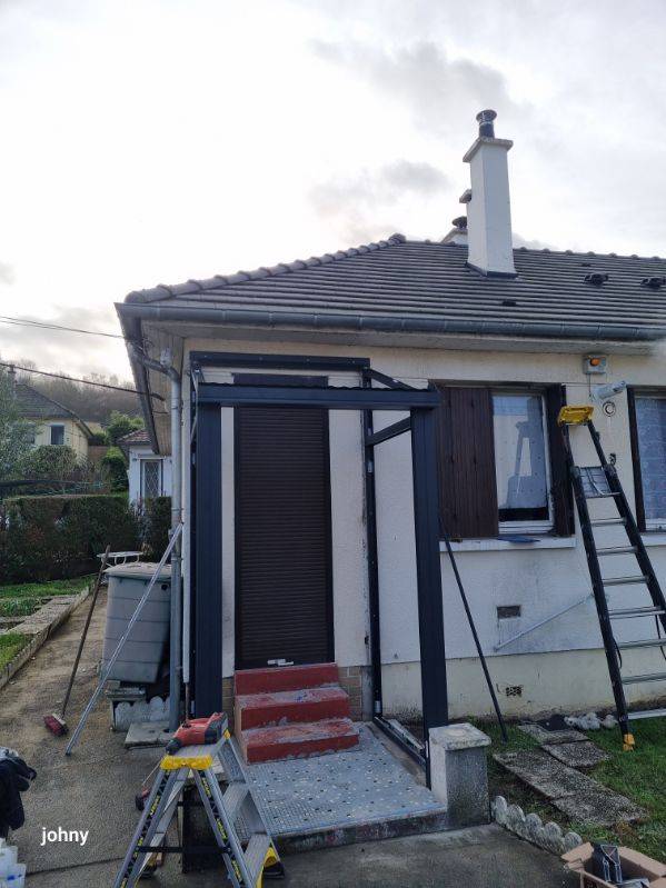 Un sas d’entrée personnalisé et sur mesure en aluminium 7016 avec fixes latéraux rouen certifié QUALIBAT RGE