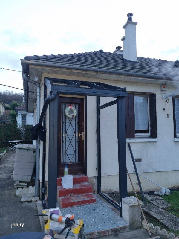 Un sas d’entrée personnalisé et sur mesure en aluminium 7016 avec fixes latéraux rouen certifié QUALIBAT RGE