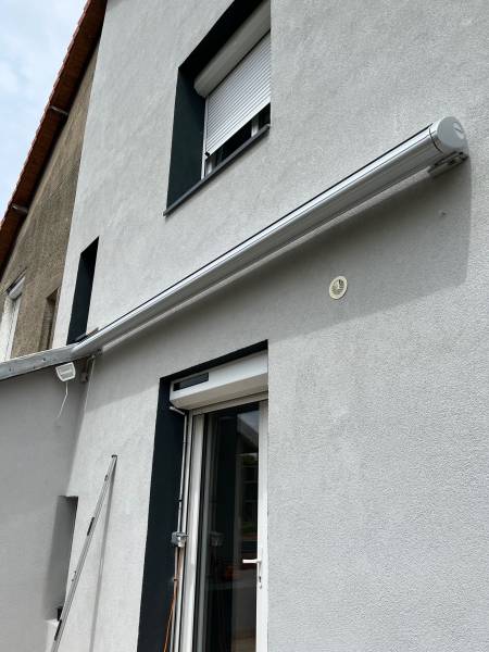 Store banne WINSOL gris foncé installé au Grand-Quevilly ETANEL