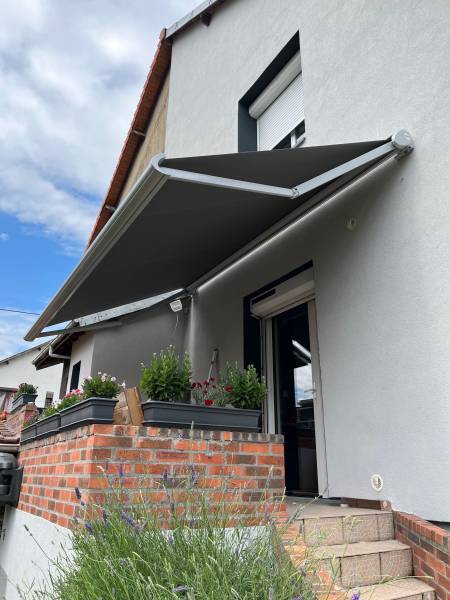 Détail du moteur SOMFY et capteur de vent EOLIS sur un store WINSOL ETANEL