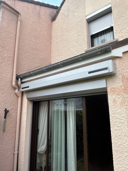 Store banne solaire LUMISOLAR à Duclair avec panneaux solaires latéraux