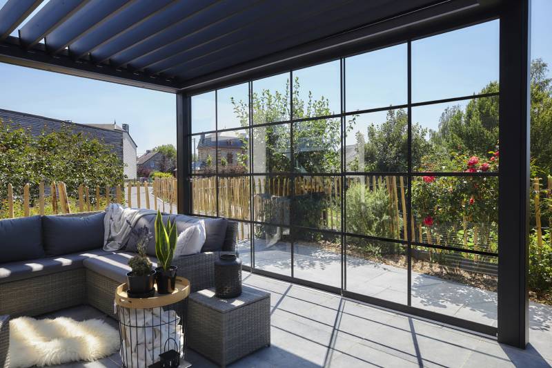 Pergola bioclimatique autoportée rétractable Barentin