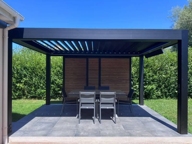 pergola-bioclimatique-winsol-noir-terrasse-pont-audemer.jpg