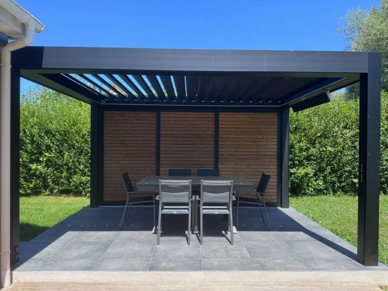 pergola-avec-stores-motorises-et-parois-bois-pont-audemer.jpg