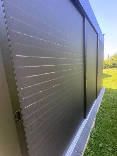 haut-parleurs-et-usb-integres-dans-poteaux-pergola.jpg