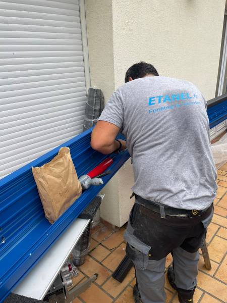 Terrasse maison Mont-Saint-Aignan pergola aluminium KOSTUM Lily colour bleu gentiane stores latéraux ZIP