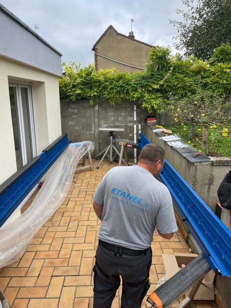 Vue rapprochée structure aluminium 243x155mm pergola Lily bleu gentiane à Rouen