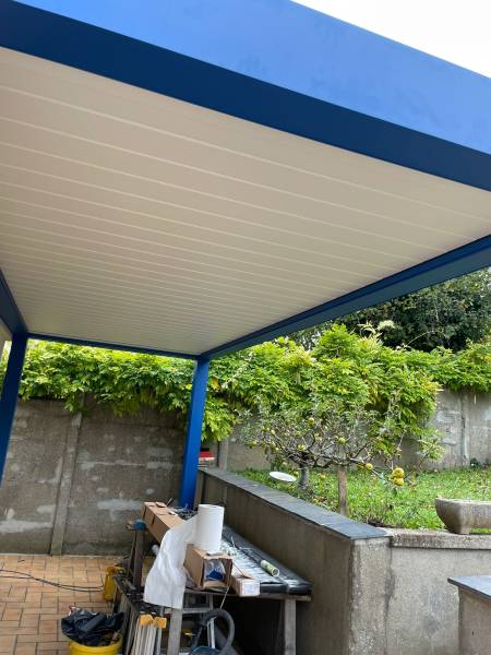 Pose par ETANEL équipes RGE QUALIBAT pergola aluminium bleu gentiane à Rouen