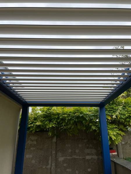 Options pergola Lily KOSTUM stores ZIP latéraux gris bleu et capteur vent eolis wirefree io à Rouen