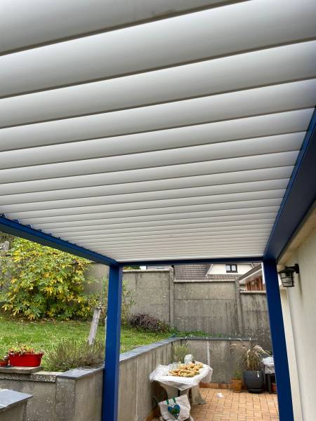 Pergola aluminium KOSTUM Lily sur mesure dimensions 5275x2275mm bleu gentiane lames blanches à Rouen terrasse