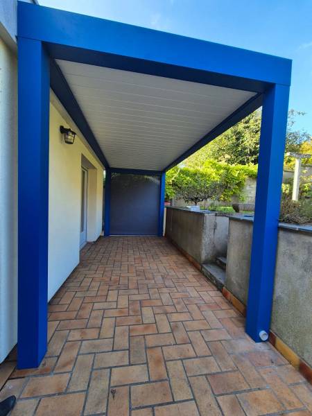 Installation pergola aluminium accessible esthétique fonctionnelle bleu gentiane stores ZIP latéraux à Rouen