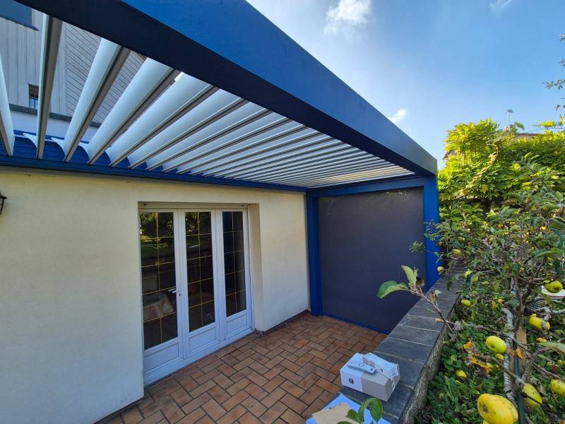 Pergola bioclimatique aluminium KOSTUM modèle Lily bleu gentiane lames blanches à Rouen
