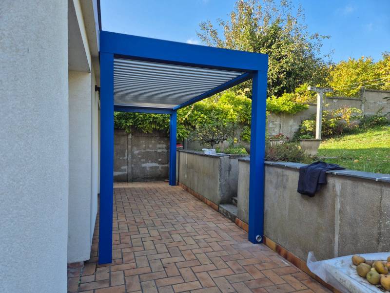 Pergola bioclimatique aluminium bleue et blanche Normandie ETANEL