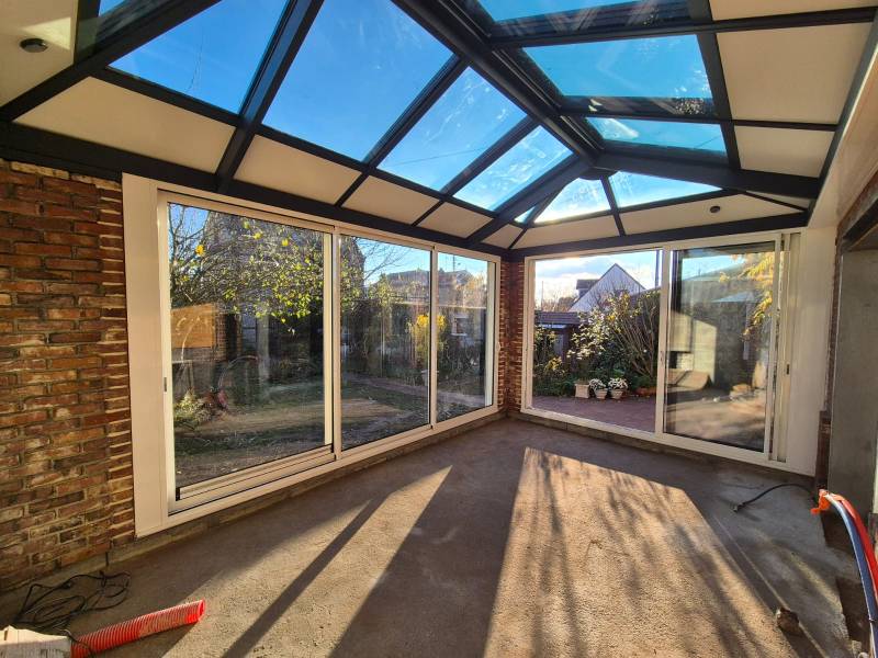 Installation véranda aluminium 4 pans sur-mesure à Bihorel | ETANEL Vérandas Rouen Normandie