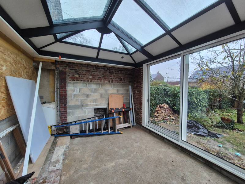 Intégration véranda piliers briques maison existante