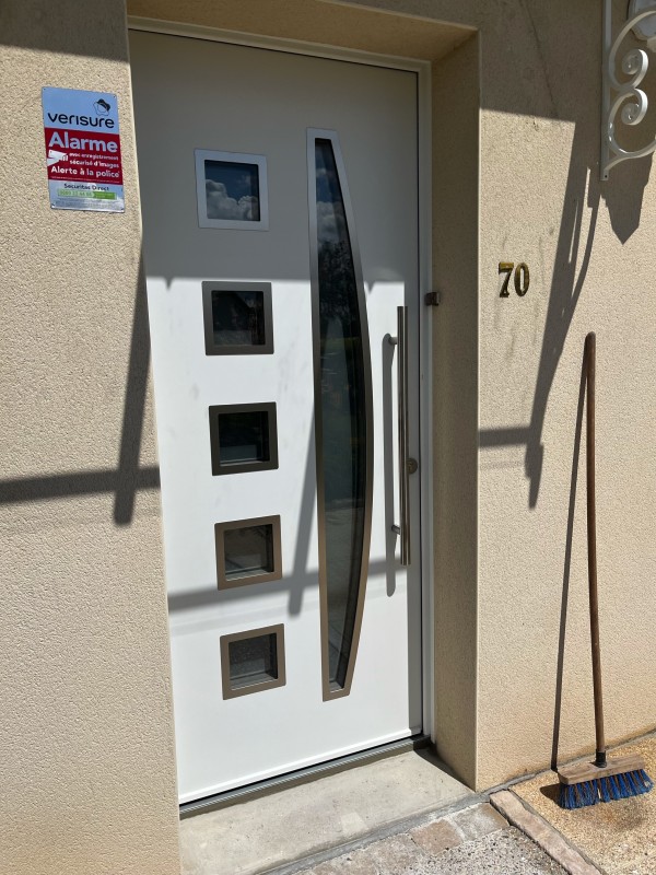 Porte d’entrée en aluminium sur-mesure installée à Blainville-Crevon.