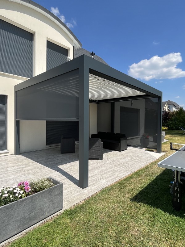 ETANEL, partenaire sélectionné par WINSOL, propose des pergolas parmi les mieux équipées et finies du marché. Ombre, musique en bluetooth, recharge du smartphone, lumière... sont accessibles en une action !