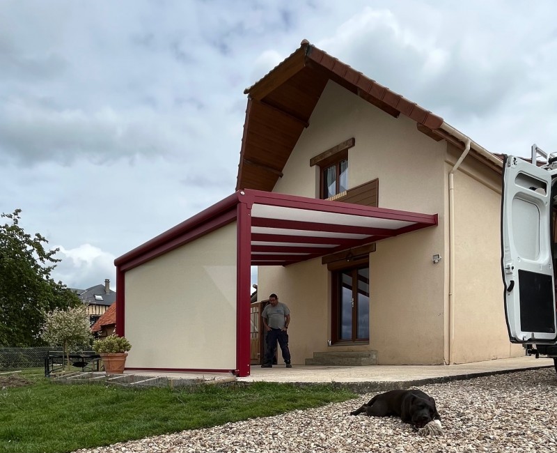 Monter une pergola en aluminium rouge avec store screen près de Barentin